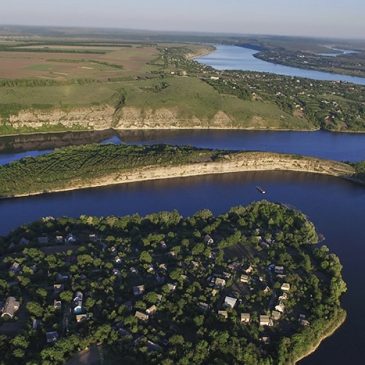 Річка Смотрич, що протікає в межах Хмельницької області, являється лівою притокою річки Дністер і відома завдяки своєму каньйону.